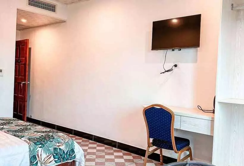 Crown Royale Hotel & Lounge