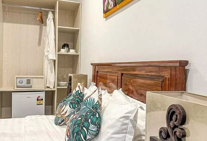 Crown Royale Hotel & Lounge