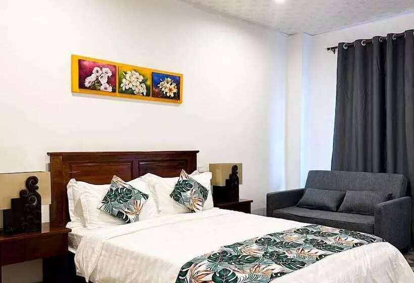 Crown Royale Hotel & Lounge