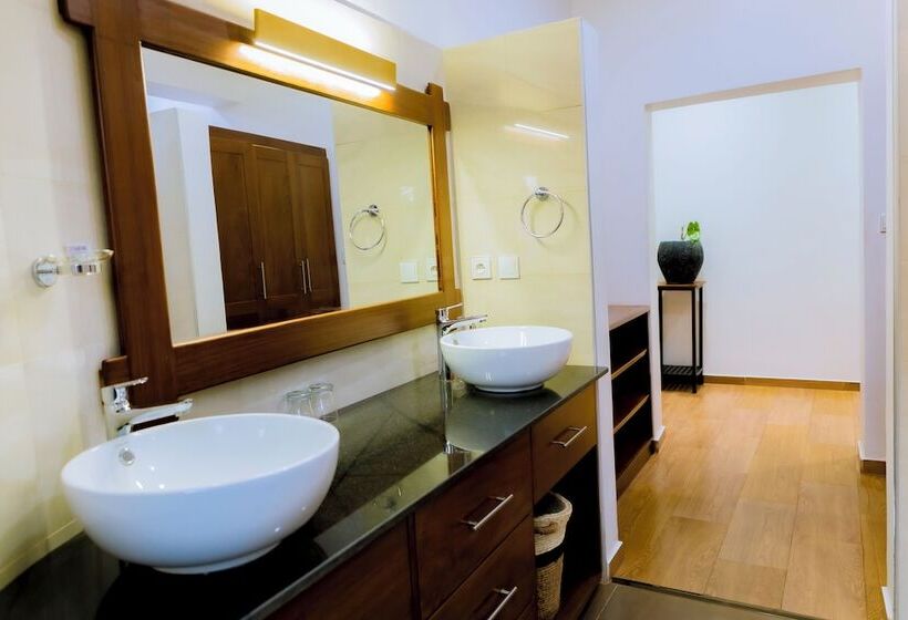 هتل The Little Hill Boutique