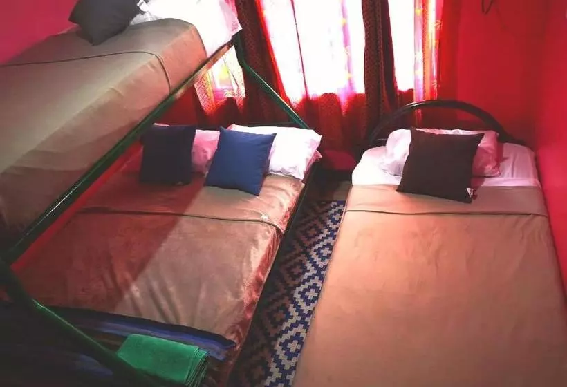 تختخواب و صبحانه Airport Traveler S Home