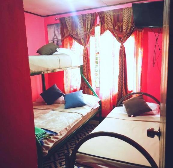 تختخواب و صبحانه Airport Traveler S Home