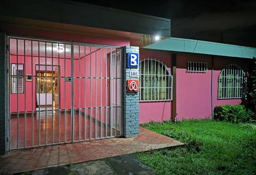 تختخواب و صبحانه Airport Traveler S Home