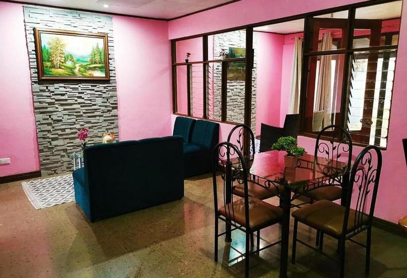 تختخواب و صبحانه Airport Traveler S Home