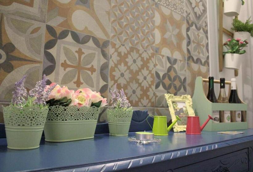 تختخواب و صبحانه Charme E Alegria