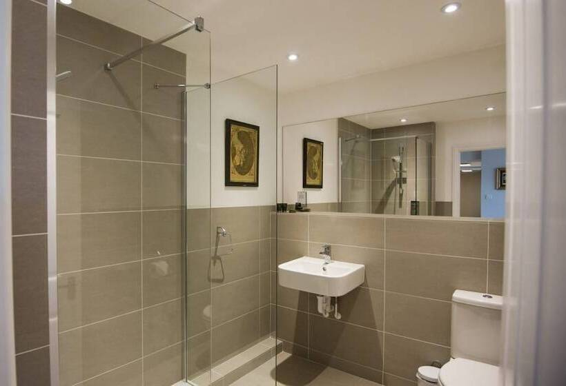 Отель Cowdray Lodge