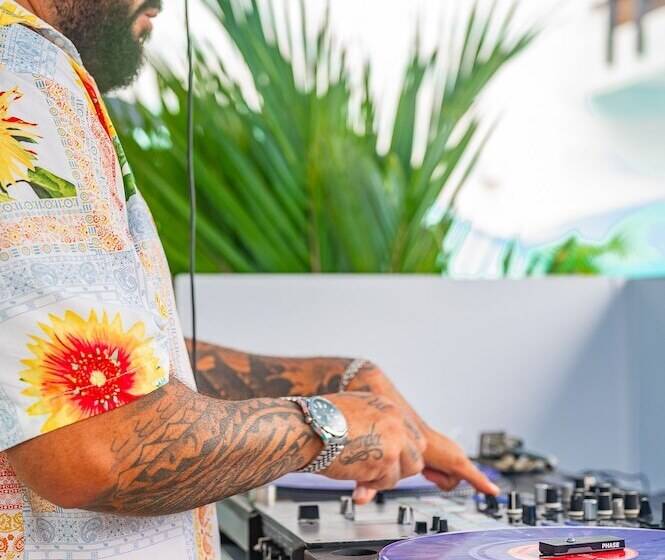 هتل & Sport Bar Oz