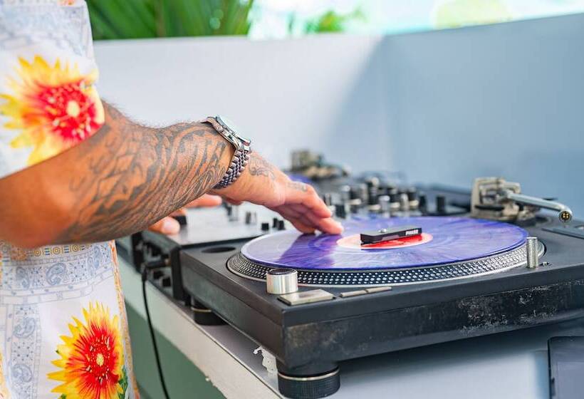 هتل & Sport Bar Oz