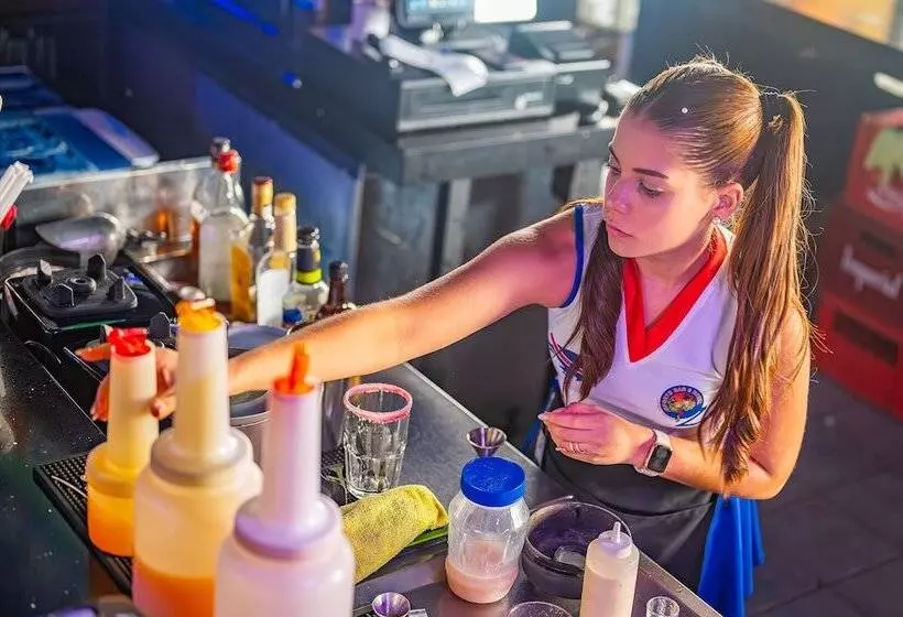 Hotelli & Sport Bar Oz