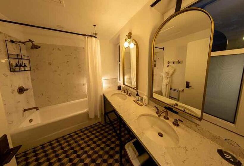 هتل Eleven Revelstoke Lodge