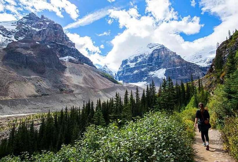 هتل Eleven Revelstoke Lodge