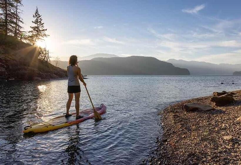 هتل Eleven Revelstoke Lodge