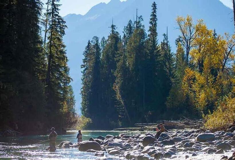 هتل Eleven Revelstoke Lodge