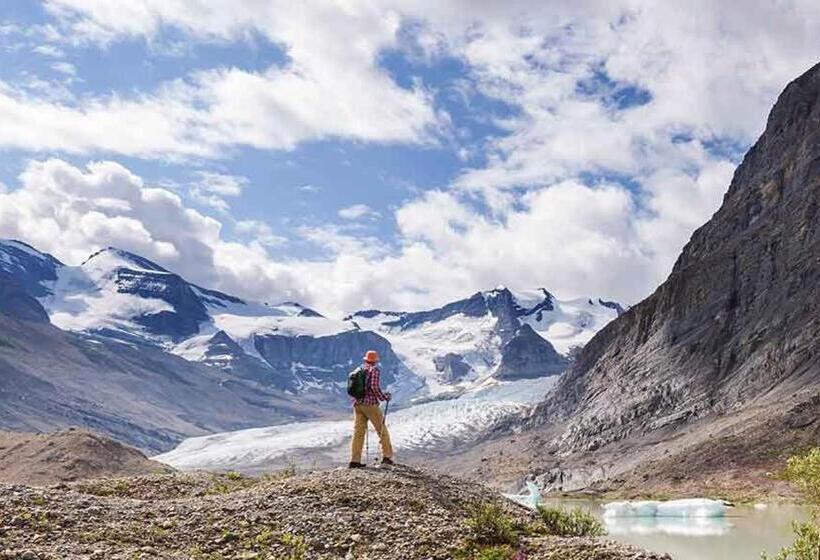 هتل Eleven Revelstoke Lodge