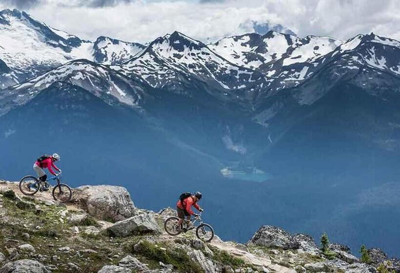 هتل Eleven Revelstoke Lodge