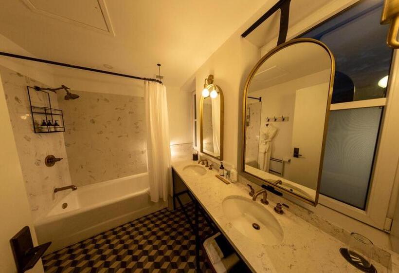 هتل Eleven Revelstoke Lodge