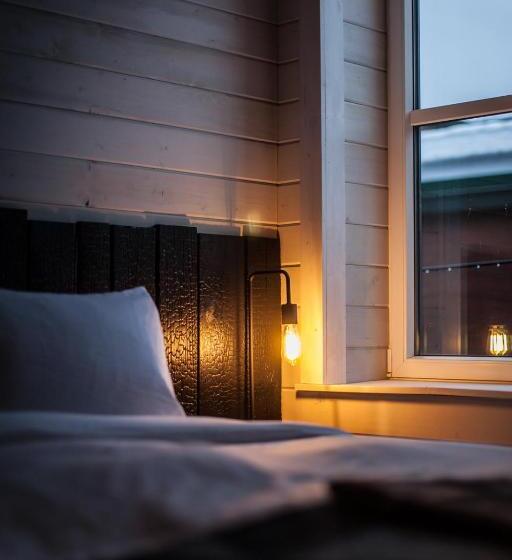 هتل Eleven Revelstoke Lodge