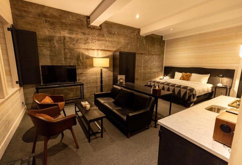 هتل Eleven Revelstoke Lodge