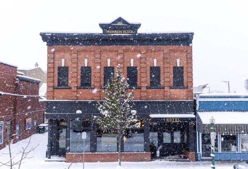 هتل Eleven Revelstoke Lodge