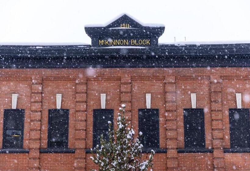 هتل Eleven Revelstoke Lodge