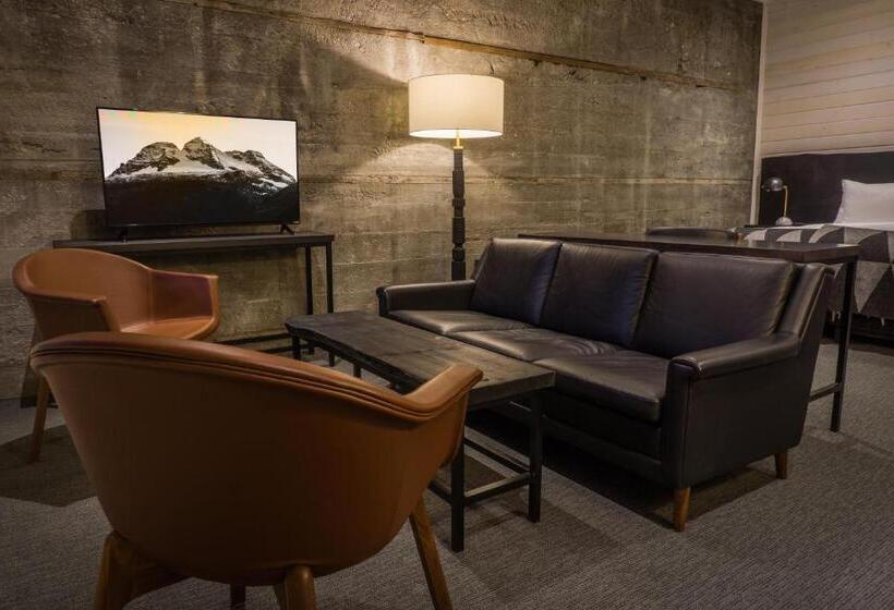 هتل Eleven Revelstoke Lodge