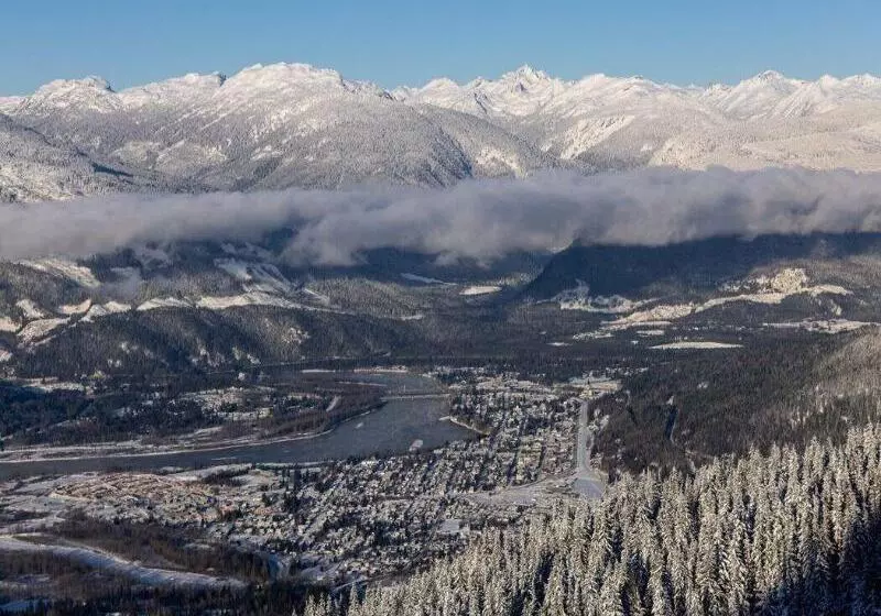 ホテル Eleven Revelstoke Lodge
