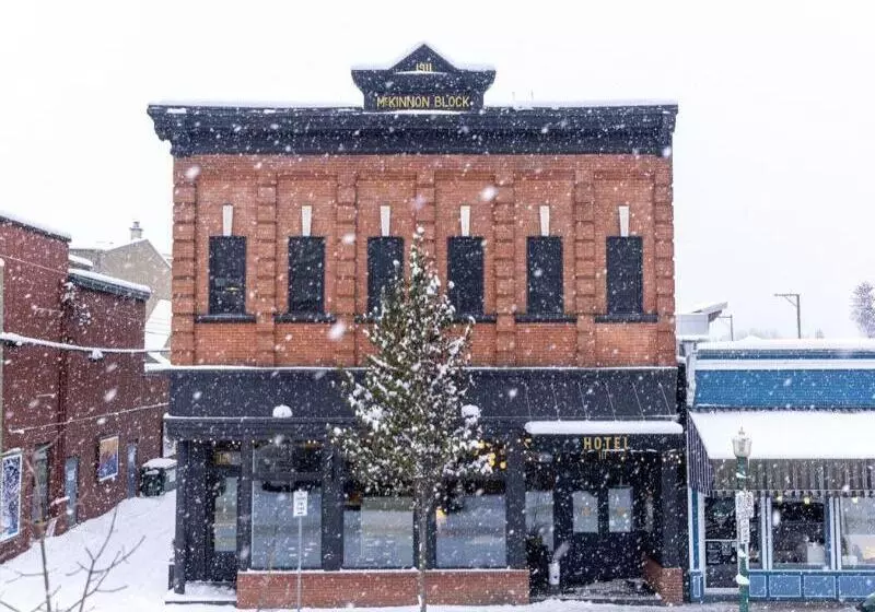 ホテル Eleven Revelstoke Lodge