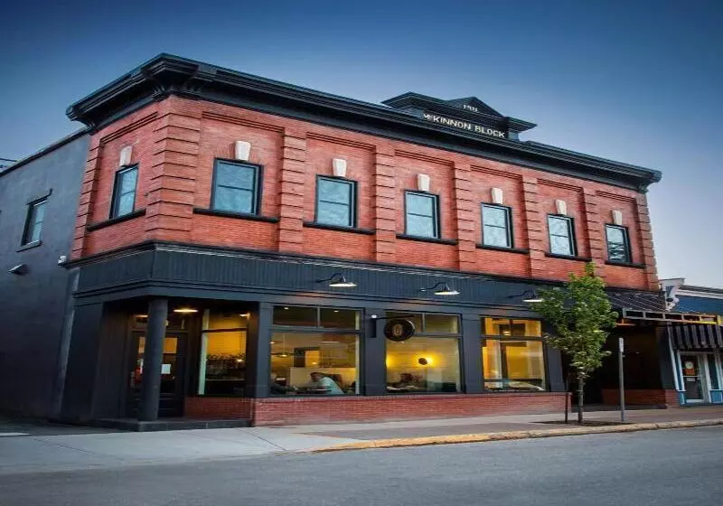 ホテル Eleven Revelstoke Lodge