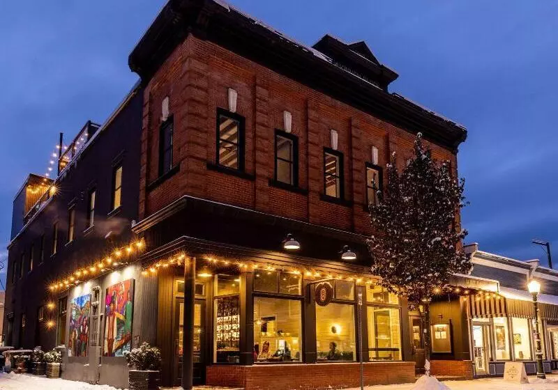 ホテル Eleven Revelstoke Lodge