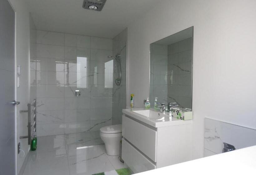 Motel Cromwell Escape