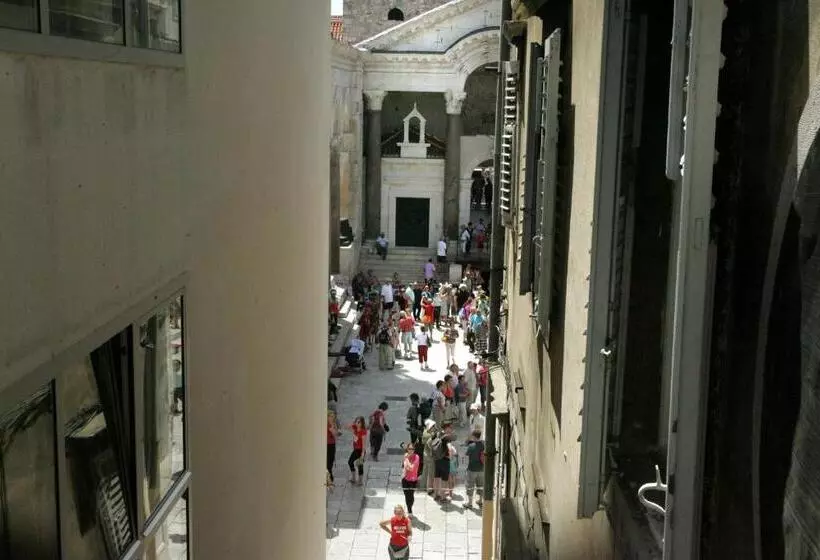 تختخواب و صبحانه Palace Augubio