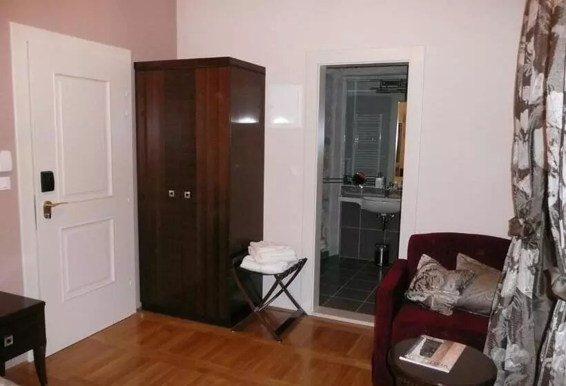 تختخواب و صبحانه Palace Augubio