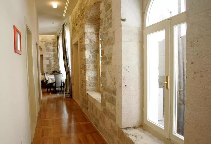 تختخواب و صبحانه Palace Augubio