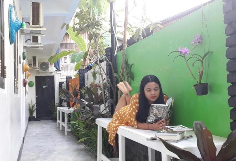 تختخواب و صبحانه The Villager Lodge