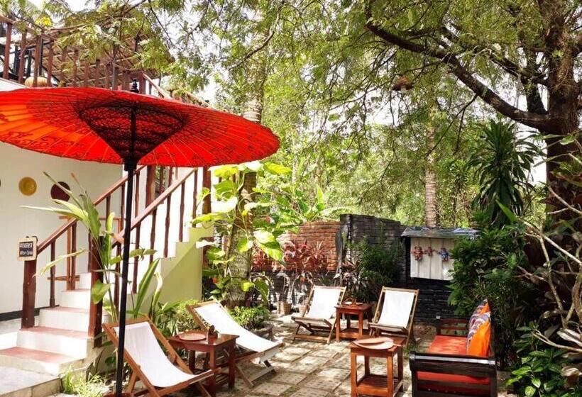 تختخواب و صبحانه The Villager Lodge