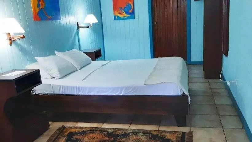 Hotelli Lapalapa Beachfront