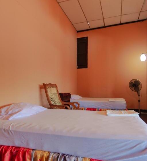 هاستل Hostal Lazybones