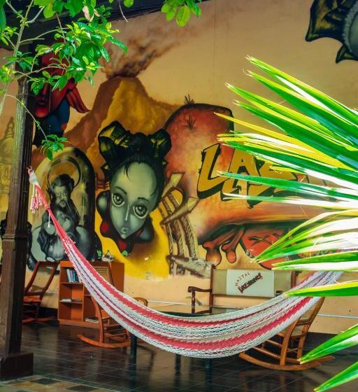 هاستل Hostal Lazybones