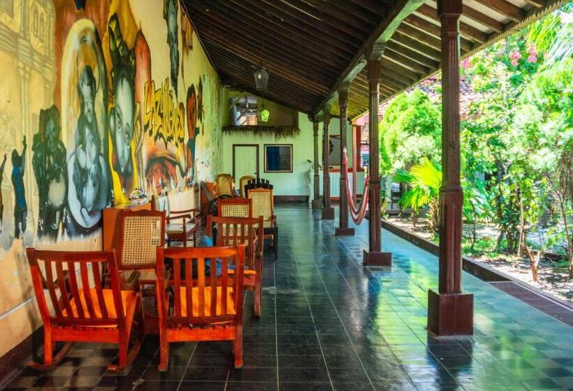 هاستل Hostal Lazybones