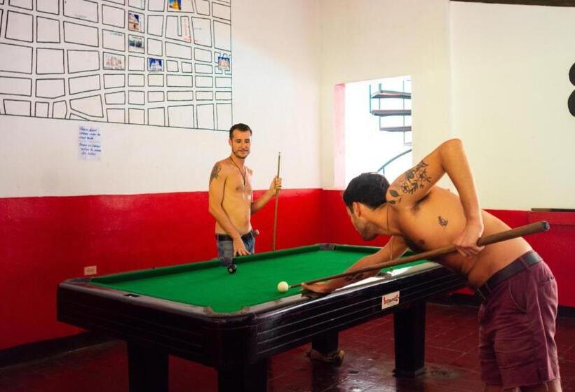 هاستل Hostal Lazybones