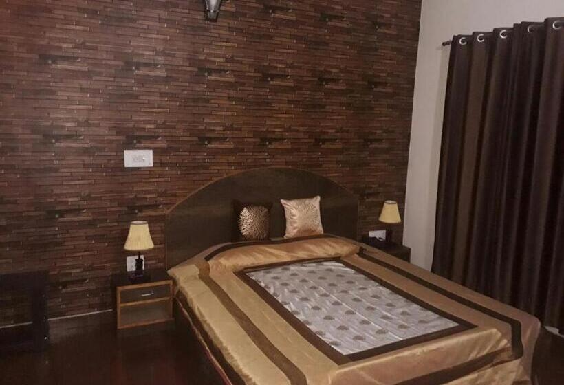 בית מלון כפרי Trimurti Pine Valley Resort