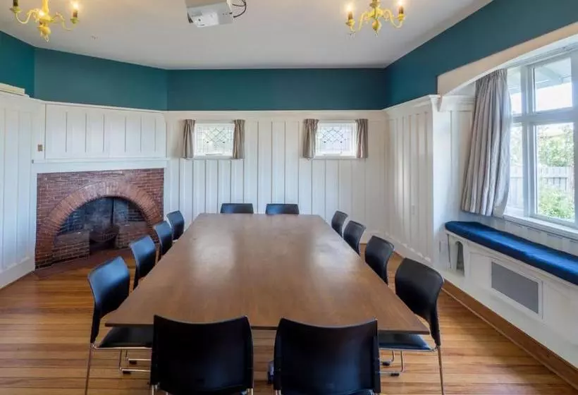 تختخواب و صبحانه Eco Villa