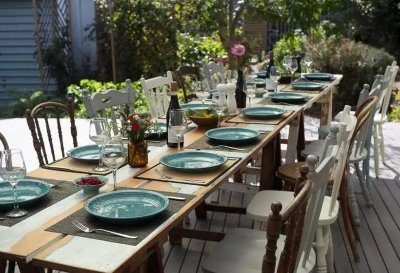 تختخواب و صبحانه Eco Villa