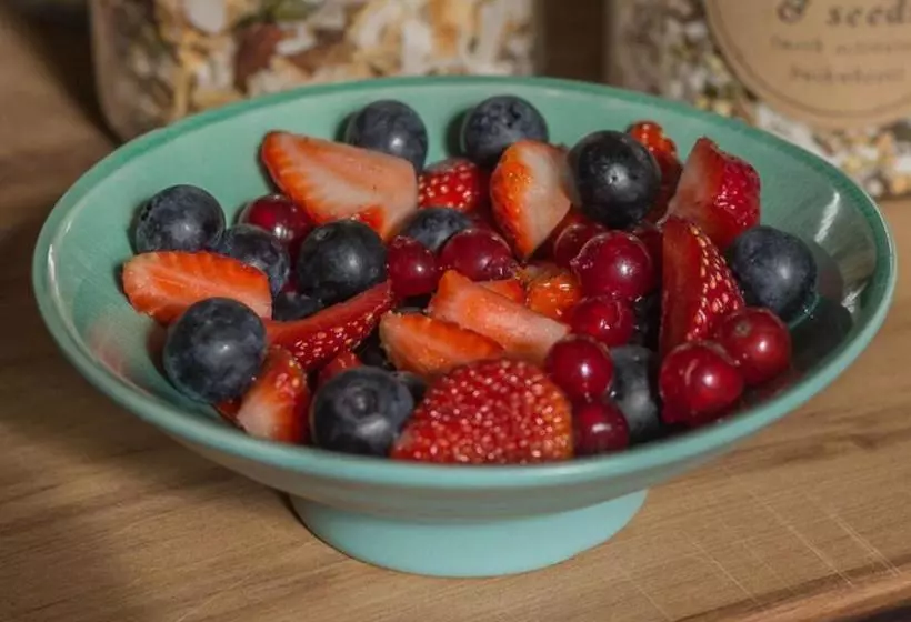 تختخواب و صبحانه Eco Villa