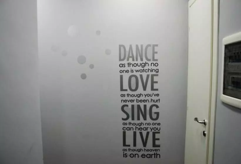 تختخواب و صبحانه Iris Inn