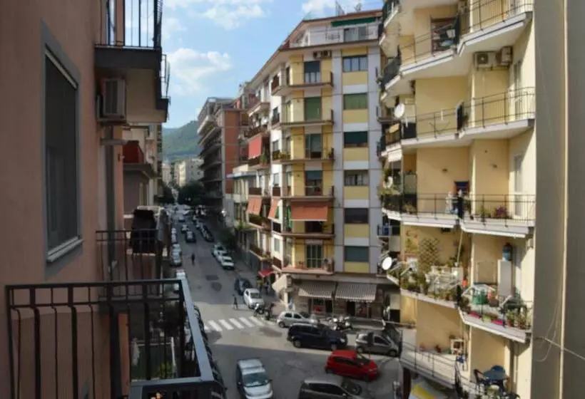 تختخواب و صبحانه Iris Inn