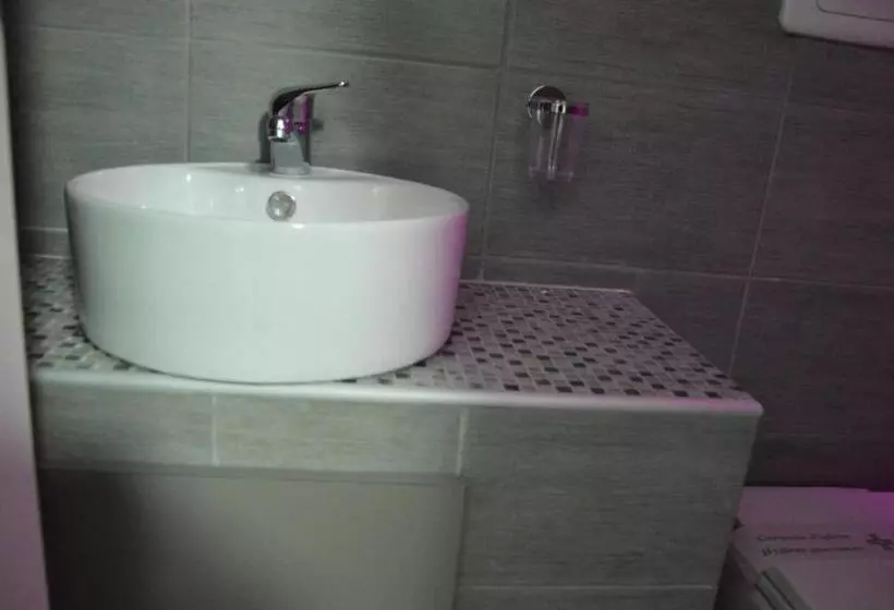 تختخواب و صبحانه Iris Inn