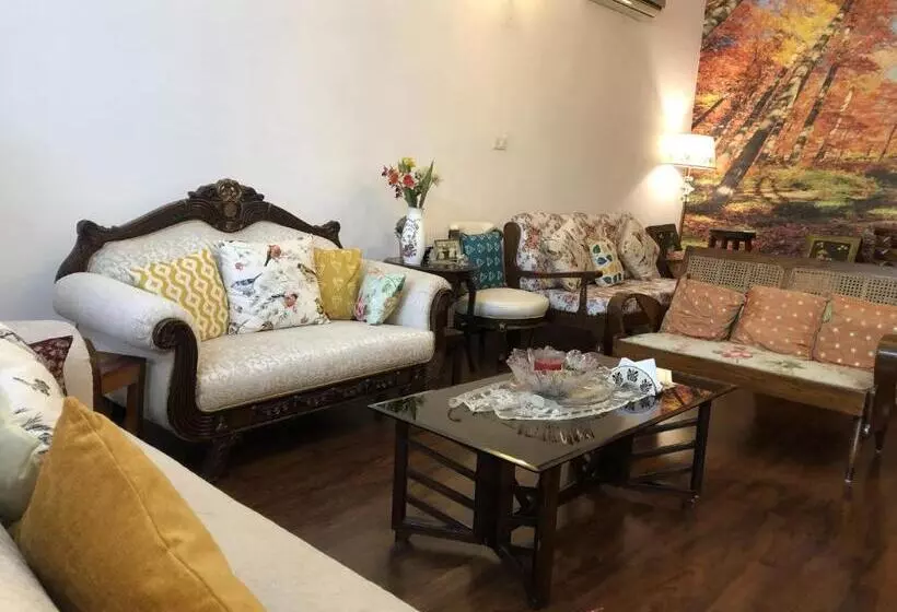 تختخواب و صبحانه Luxurious Homestay  Chandīgarh