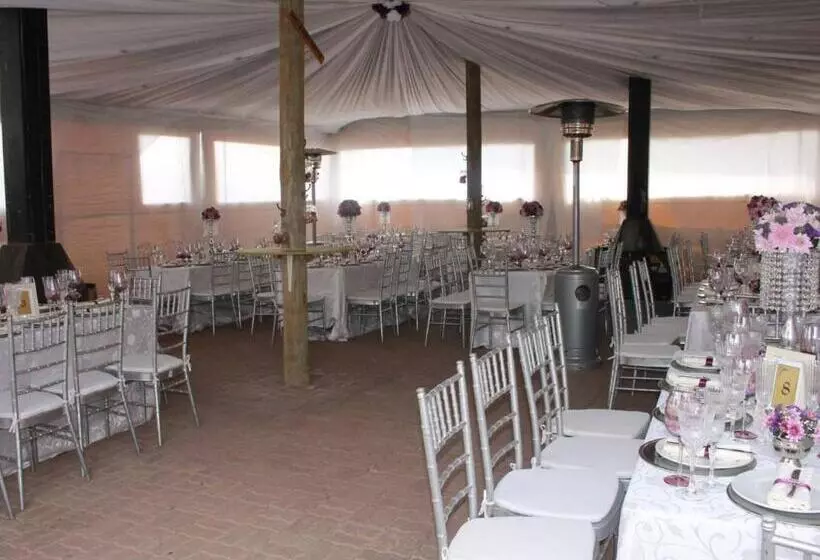 هتل Hokahanya Inn & Conference Centre