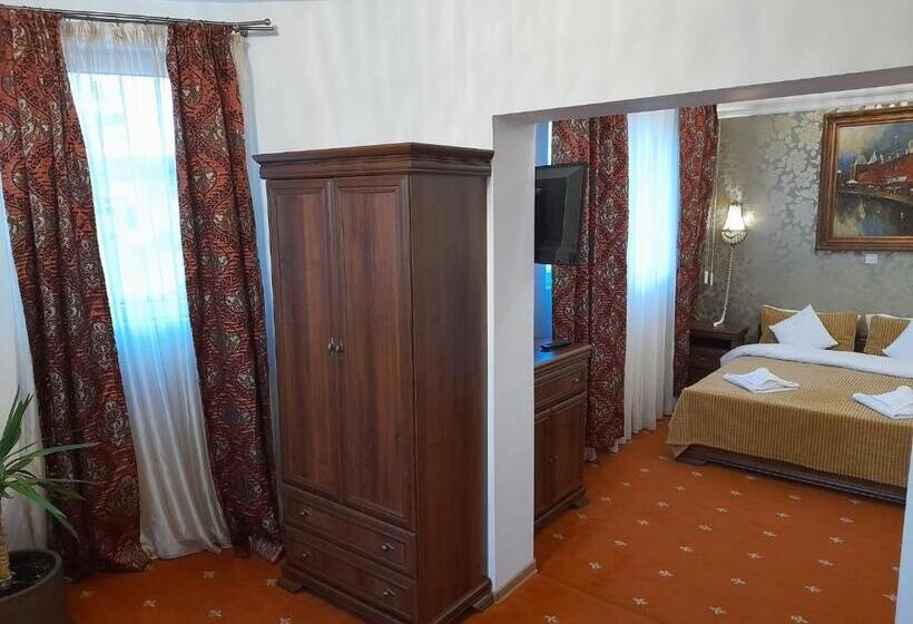 تختخواب و صبحانه Pensiunea Crown Royal